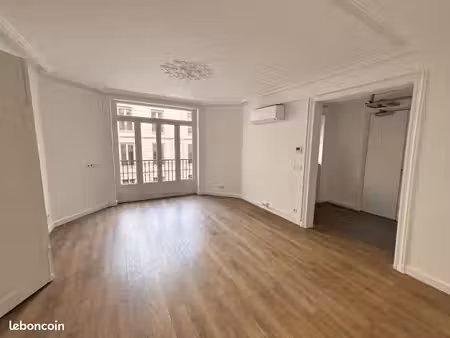 bureau 68 m²