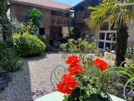 à environ 1 heure de genève – maison en pierres de 300 m²  gîte indépendant de 65 m2  pisc