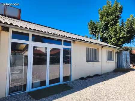 local professionnel avec terrain aux portes de lyon