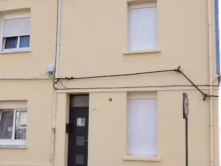à louer maison avec deux chambres et une petite cour