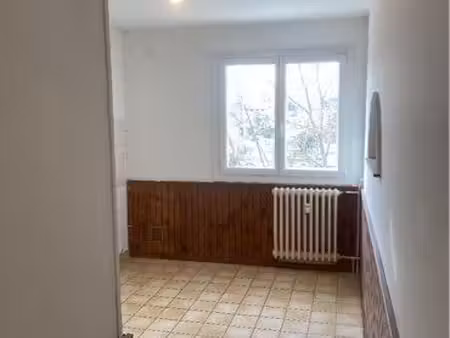 f3 proche centre à 420 eur