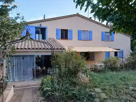 mas provençale dans son écrin de verdure