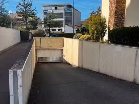 vend garage ferme en sous sol accès facile résidence standing cameras de surveillance