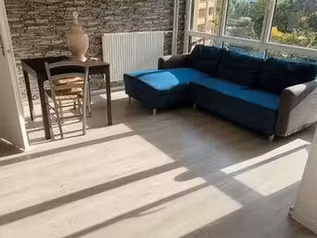 joli t2 avec balcon salle de bain cuisine wc sép