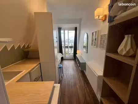 studette  vue sur château