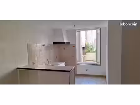 studio a louer rez-de-chaussée vide