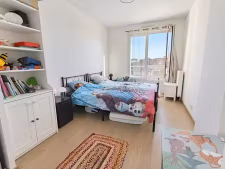 saint-ouen-sur-seine — t4 traversant 84 m² balcon sud-ouest & parking — résidence 2020