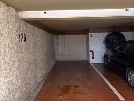 grande place de parking 16 m² - 10 greffulhe  levallois-perret - résidence sécurisé