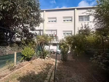 maison de ville de 89m² avec jardin d'environ 100² en bon état