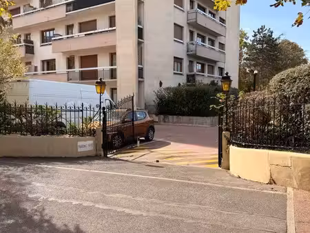 parking en extérieur dans résidence privée clôturée par badge