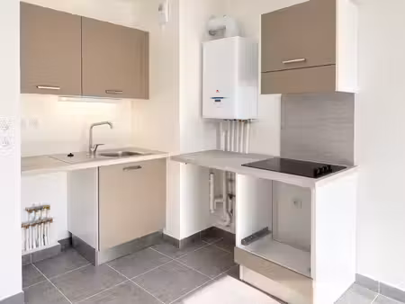 beau t2 avec terrasse et parking à la seyne sur mer
