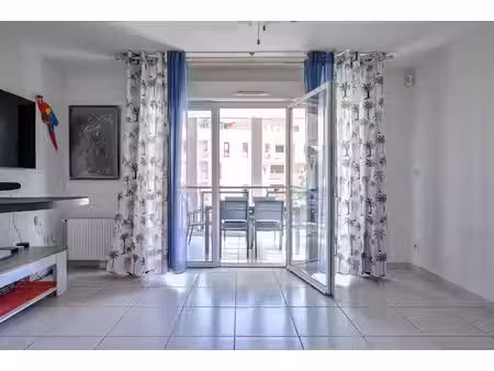 appartement t2 de 43m2 avec une terrasse de 10m2 et 1 parking en sous-sol à marseille