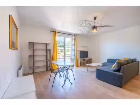 t2 meublé avec balcon saint-clément-de-rivière