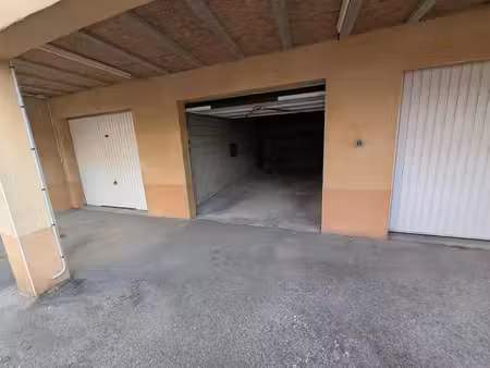 location garage fermé privatif -- générac (proche nîmes)