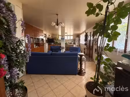 maison avec sous-sol  cour et fort potentiel à saint-denis