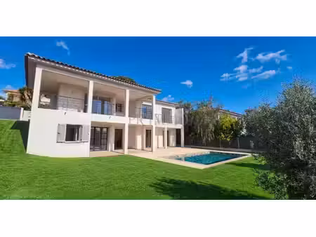 villa neuve avec piscine sur saint-aygulf proche plage et ce
