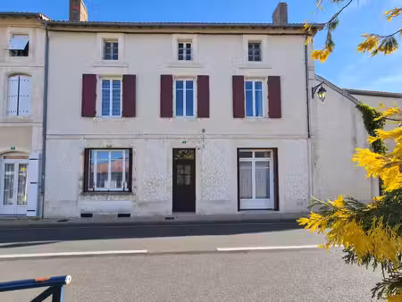 maison de caractère aux multiples possibilités – cœur de saint-laurent-de-céris