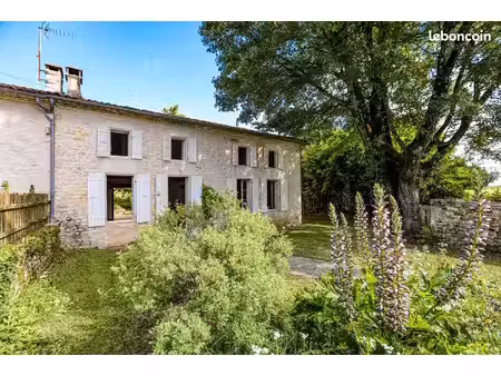 maison charentaise / trois chambres et grand jardin