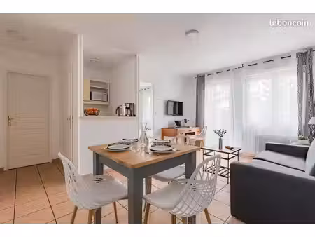 appartement t2 meublé 35 m² avec terrasse ou balcon – parking dans une résidence avec serv