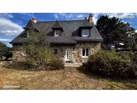 maison bretonne façade granitique avec véranda et grand terrain