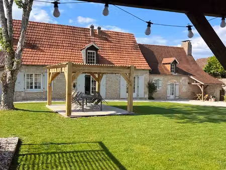 maison en pierre avec dépendance et jacuzzi