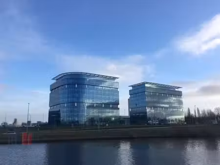 587 m² de bureaux haut de gamme à louer dans les blue tow...