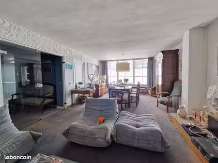 un immeuble à usage de commerce et d'habitation de 260 m²