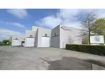 bâtiment commercial avec espace de stockage extérieur à lou