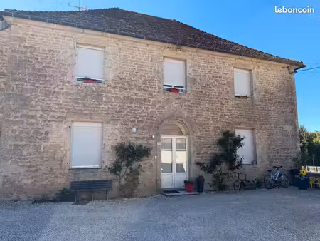 location rare  ideal pour une famille avec enfants  t4 avec terrain extérieur entièrement 