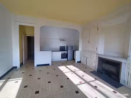 dans immeuble ancien  f3/f4 traversant de 82m2  proximité métro gare de vaise