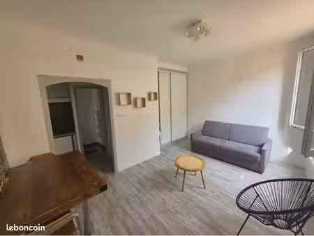 lorgues – charmant studio meublé 25 m² – centre-ville – parking