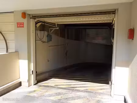 location parking 5' à pieds de la gare dans résidence tranquille