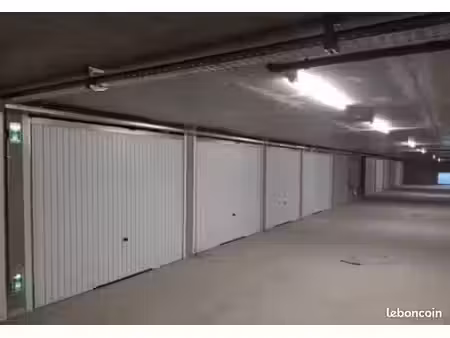 box fermé dans résidence sécurisée