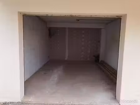 dispo à partir du 01 octobre 2026 grand garage 20m² quartier les sablettes à la seyne sur 
