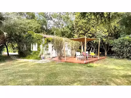 mazet 35m² meublé dans un parc arboré (loc 4 mois maxi)