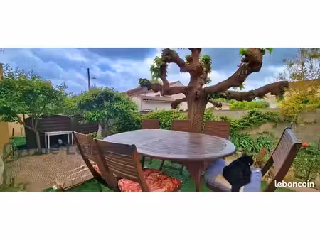 grande maison avec jardin