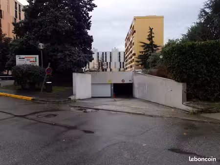 place de parking souterrain sécurisée – métro roseraie (100m)