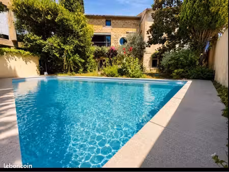vauvert centre maison loft t5 de 200 m 2 terrain privatif 333 m2 avec piscine et ascenseur