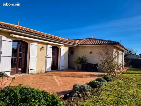 belle maison familiale avec garage  jardin et piscine