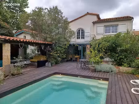 villa de charme avec piscine et jardin  a proximite des transports et des commerces