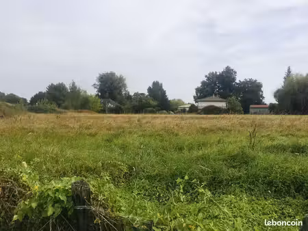 terrain à bâtir de 1053 m² à saint-christoly-de-blaye (33)