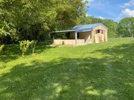 terrain avec étang et maisonnette
