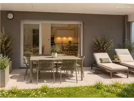 emplacement exceptionnel pour ce t2 avec jardin privatif