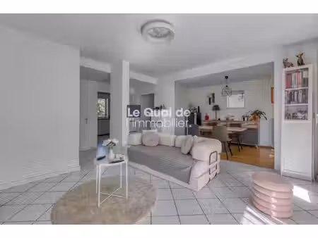 au calme  lumineux et possibilité parking privé !