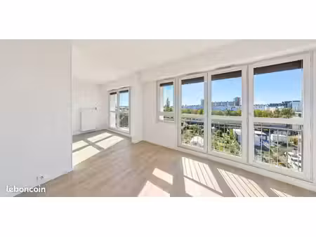 tours centre proche tram -t4- 85m²- ed