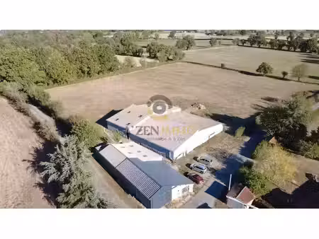 à vendre – maison avec 48 624m² de terrain et nombreuses dé