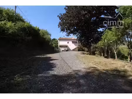 a vendre une maison entièrement rénovée avec jardin et garage