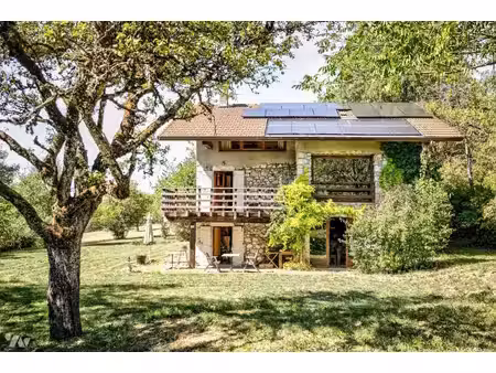 authenticite et espace pour cette charmante maison en pierre et bois située à clarafond