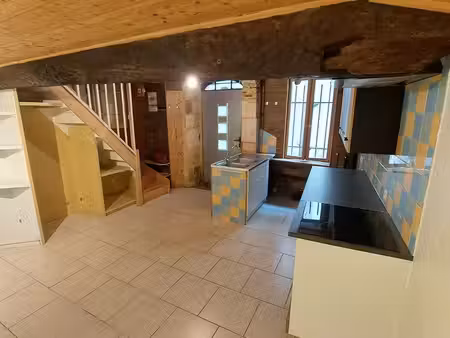maison de ville plein centre de souillac - t3 cuisine refaite à neuf  chambre et sdb au 1e
