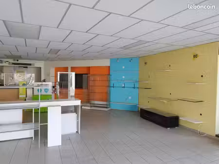 a louer grand local commercial